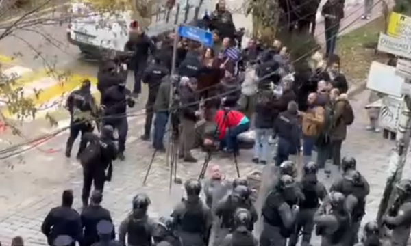 Përplasja PSD-Polici, një gazetar shihet i shtrirë para hotelit ku po qëndron Trëndafilova