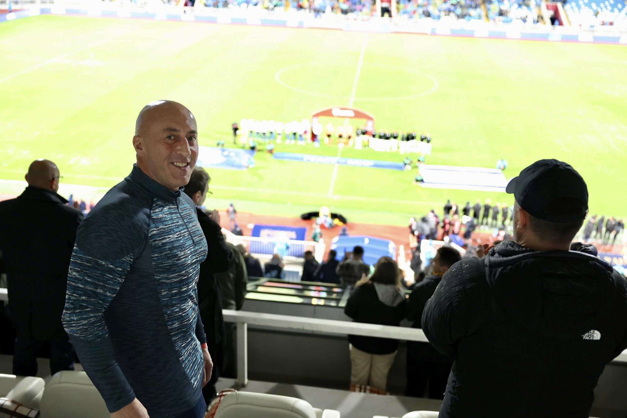 Haradinaj e ndjek ndeshjen me Ramiz Lladrovcin: Sportiv në fushë, mikpritës jashtë saj