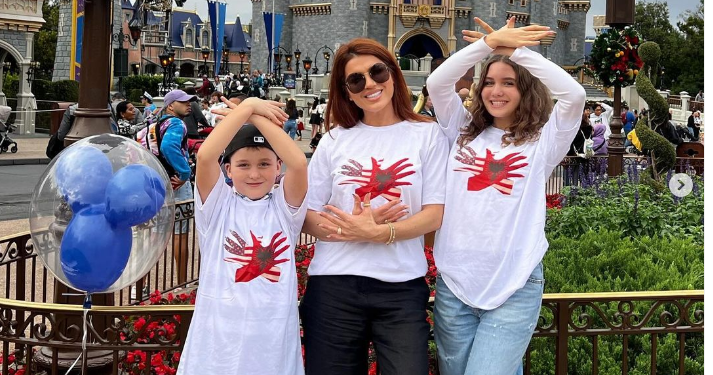 Edona Llalloshi uron 28 Nëntorin me fotografi bashkë me fëmijët