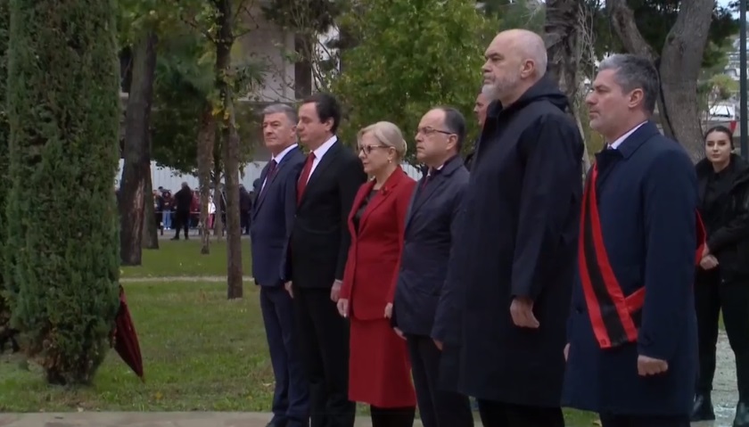 Kurti krahas Ramës në Vlorë në ceremoninë e ngritjes së flamurit