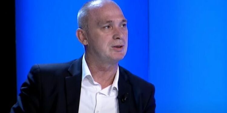 Humolli: Kurti të japë dorëheqje dhe vendi të shkojë në zgjedhje të reja