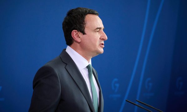 Kurti e lë Parisin, udhëton drejt Vjenës për Forumin Ekonomik, kjo është agjenda