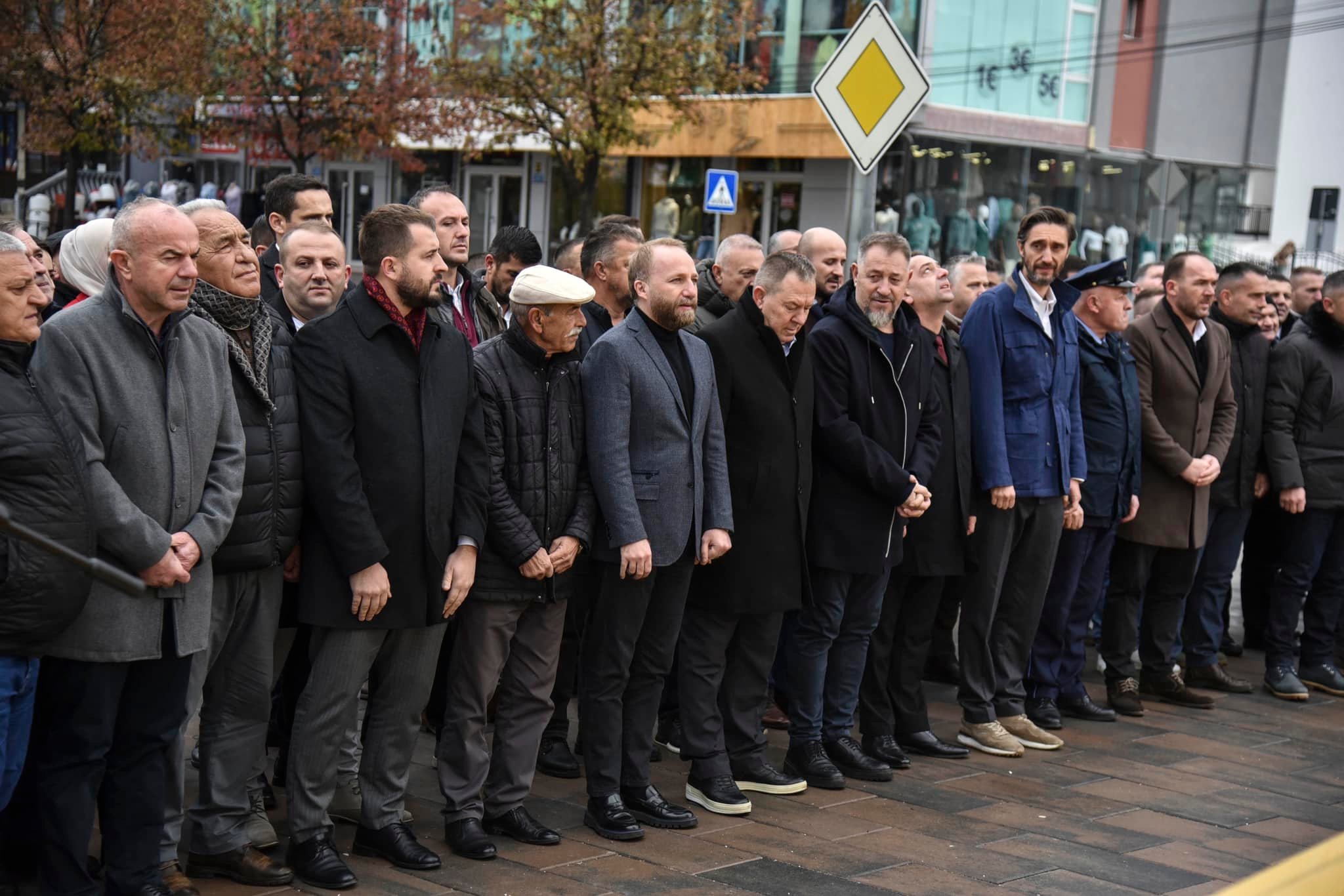 Hysni Gucati i bashkohet PDK-së gjatë homazheve në Prekaz