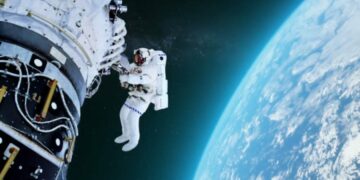 Astronautet e NASA-s humbën një kuti të veglave gjatë shëtitjes në hapësirë