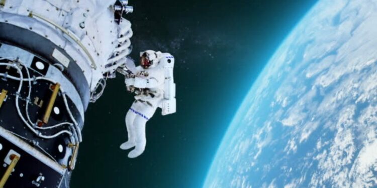 Astronautet e NASA-s humbën një kuti të veglave gjatë shëtitjes në hapësirë