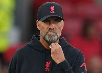 Klopp i zemëruar nga performanca “kaotike” dhe konferenca për media