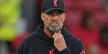 Klopp i zemëruar nga performanca “kaotike” dhe konferenca për media