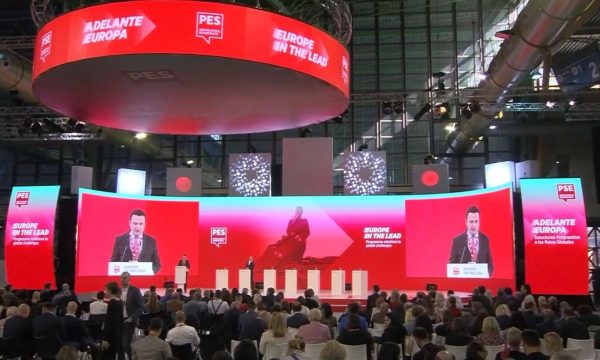 Nga Elyesse në Malaga, Kurti merr pjesë në Kongresin e Partive Socialiste ku VV u bë anëtare