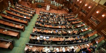 Dështon rezoluta e AAK-së për rritjen e koeficientit të pagave, VV votoi kundër