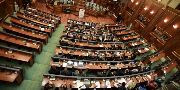 Dështon rezoluta e AAK-së për rritjen e koeficientit të pagave, VV votoi kundër