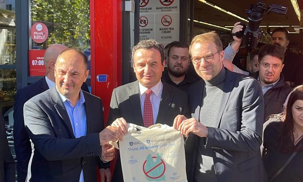 Kurti e Aliu vizitojnë dyqanet në Prishtinë, promovojnë zvogëlimin e përdorimit të qeseve plastike