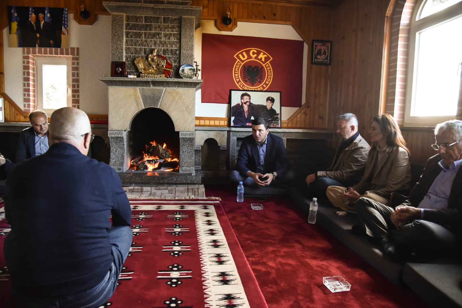 Në 3 vjetorin e shkuarjes në Hagë, Memli Krasniqi viziton familjet e krerëve të UÇK-së: Heronjtë janë më shumë se individë