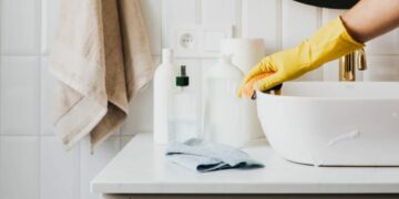 Keni vënë re ndryshk në sendet metalike në shtëpi? Agjentin e pastrimit e keni në frigorifer