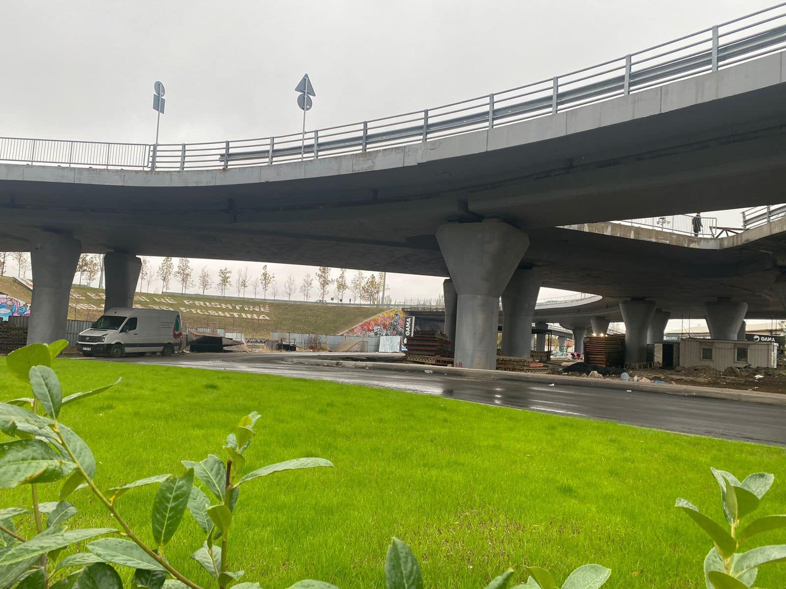 Rama publikon fotografi të rrethit në Lakrishtë: Do ta shkarkojë trafikun në qendër, ka mbetur vetëm sinjalizimi