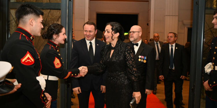 Presidentja plot elegancë pjesë e Ballos së Marinsave ku qe edhe ambasadori Hovenier