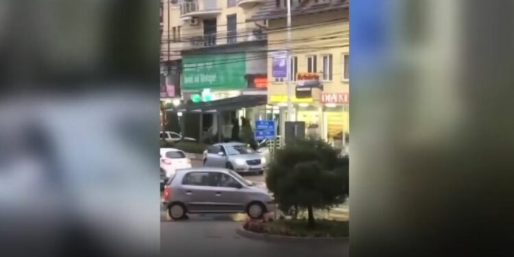 Plaçkitja në Suharekë, tre i mbushin çantat – i katërti bën roje me kallashnikov