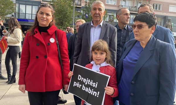 “Drejtësi për babin”, vajza i prin protestës ku kërkohet drejtësi për Astrit Deharin