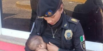 Një police në Meksikë i dha gji një foshnje që nuk ishte ushqyer për më shumë se dy ditë pas stuhisë shkatërruese
