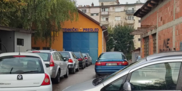 Radhë para qendrës për regjistrimin e makinave në veri të Kosovës
