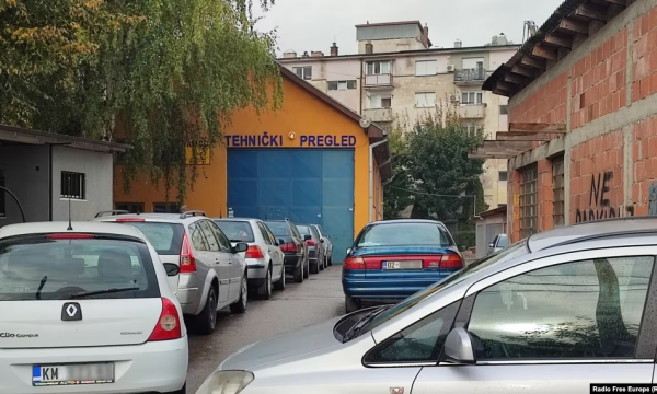 Radhë para qendrës për regjistrimin e makinave në veri të Kosovës