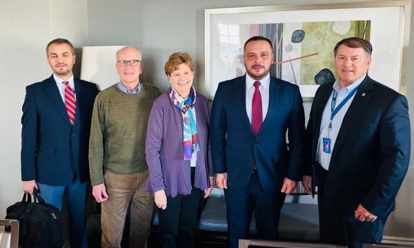 Ministri i Mbrojtjes takohet me disa senatorë amerikanë, falënderon SHBA-të për mbështetjen