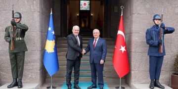 Sveçla takon ministrin e Mbrojtjes së Turqisë, flasin për situatën e sigurisë në Kosovë