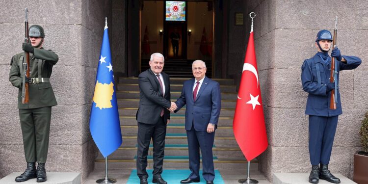 Sveçla takon ministrin e Mbrojtjes së Turqisë, flasin për situatën e sigurisë në Kosovë