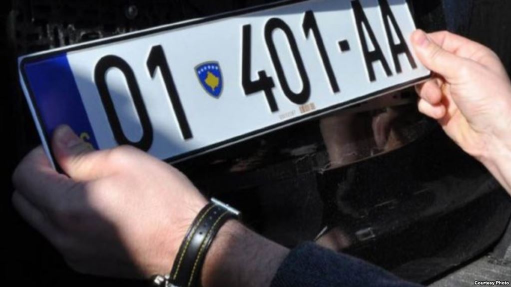 Elshani: 1 mijë e 140 vetura me targa ilegale janë regjistruar në RKS