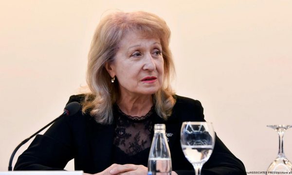 Trëndafilova në Prishtinë, çfarë tha për ndalimin e vizitave, dëshmitarët dhe dënimet nga Specialja