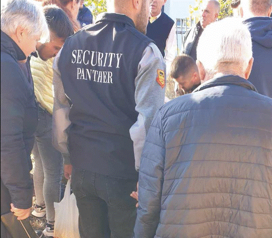 Një personi i bie të fikët pasi linja 1 e Trafikut Urban ishte e mbingarkuar me udhëtarë