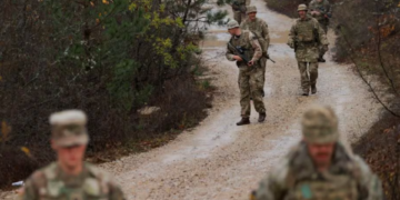 REUTERS: Britanikët po e ruajnë kufirin e Kosovës me ndërrime 18 orëshe, të sigurohen që s’futen më armë e grupe të armatosura