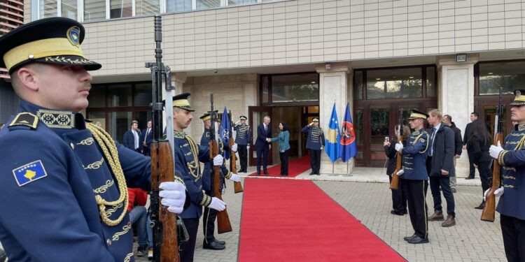 Shefi i NATO-s arrin në Presidencë, e pret Osmani