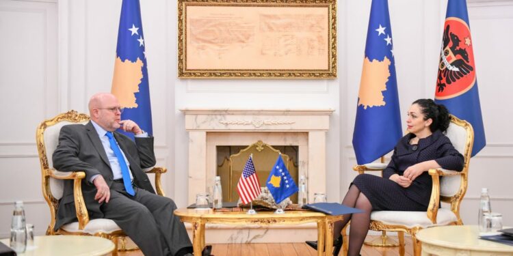 Osmani pret në takim ambasadorin Hovenier – temë diskutimi zhvillimet e fundit në vend