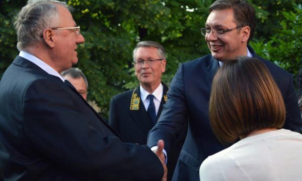 Aleksandar Vuçiq e merr pranë vetes kriminelin e luftës Ratko Mlladiq, bëjnë koalicion për zgjedhjet në Beograd