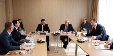 Kosova dhe Serbia të enjten përballen në tavolinën e diskutimeve në Bruksel