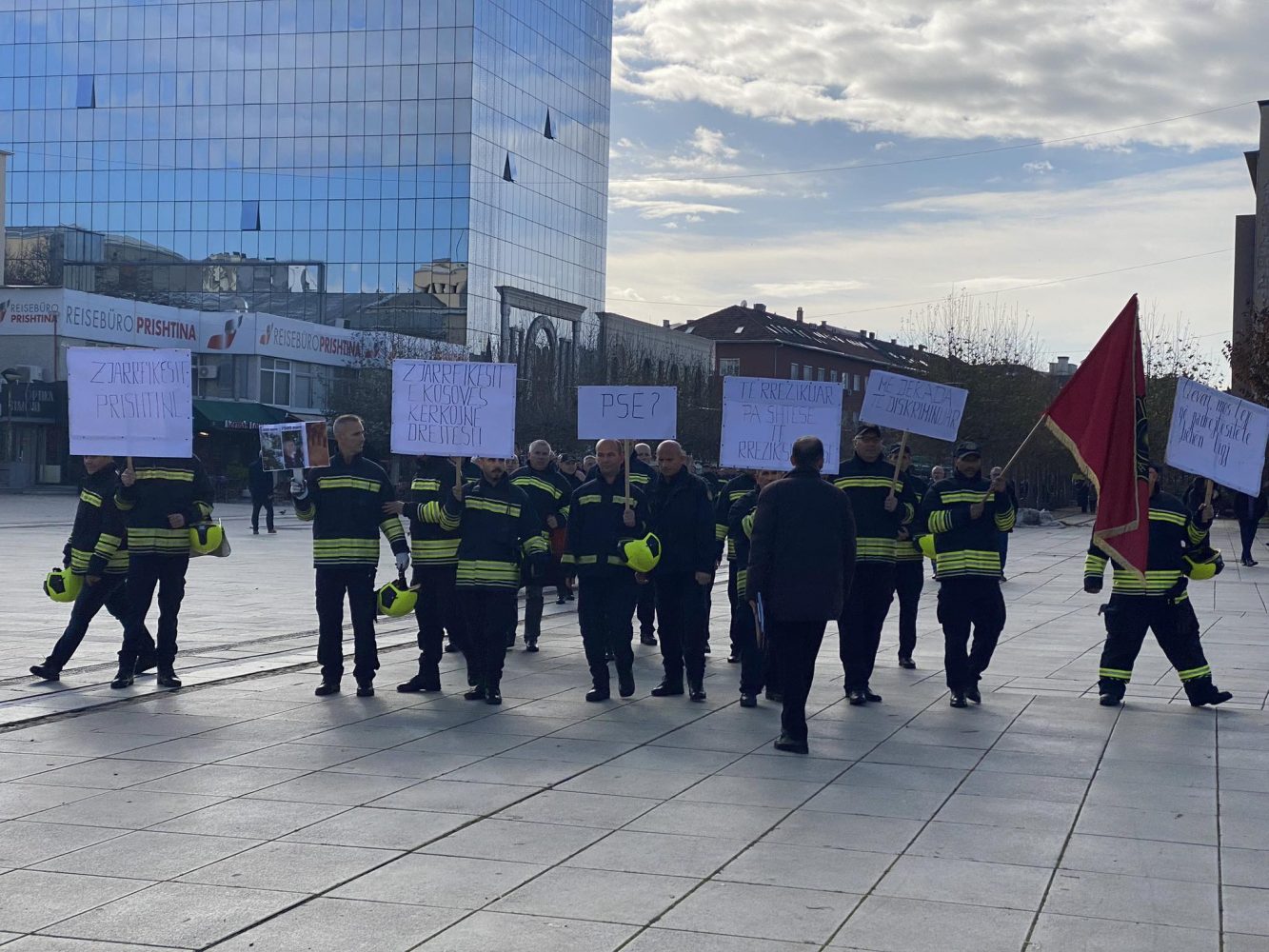 Zjarrfikësit protestojnë para Qeverisë për mospërmbushjen e kërkesave të tyre