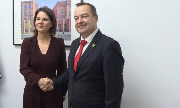 “Si e mashtruat Thaçin …” a po i manipulon Daçiq fjalët e Kryediplomates gjermane