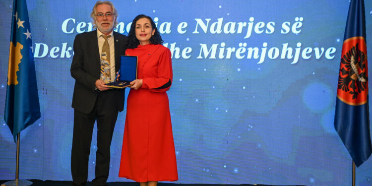 Osmani i nderon me medalje presidenciale grupet “403”, “Elita 5”, “TNT” e të tjerë