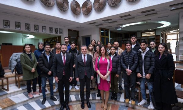 Kurti takon 55 studentët nga komunitetet rom, ashkali dhe egjiptian që përfituan bursa