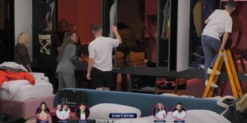 Adri nuk e lejon Bucin që t’i vendos rrobat në dollapin e gruas së tij