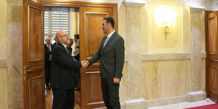 Pas deklaratave të forta për Asociacionin, Konjufcës i shkojnë në zyrë ambasadorët e QUINT-it