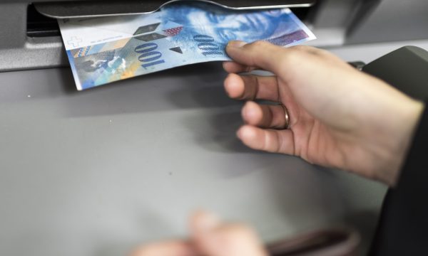 Një gruaje në Zvicër ia vjedhin 15 mijë franga