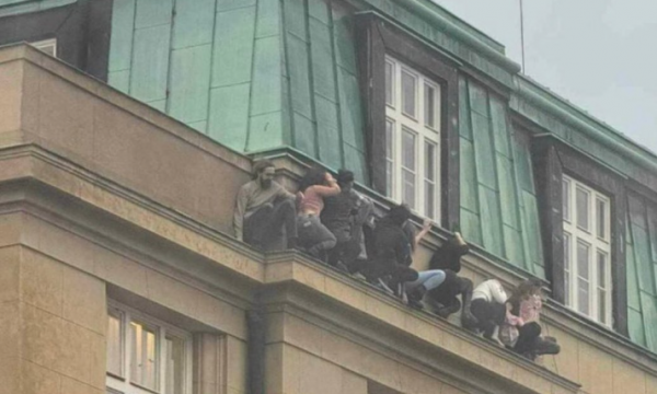 Studentët dalin në çatinë e Universitetit në Pragë për t’iu shmangur sulmuesit të armatosur