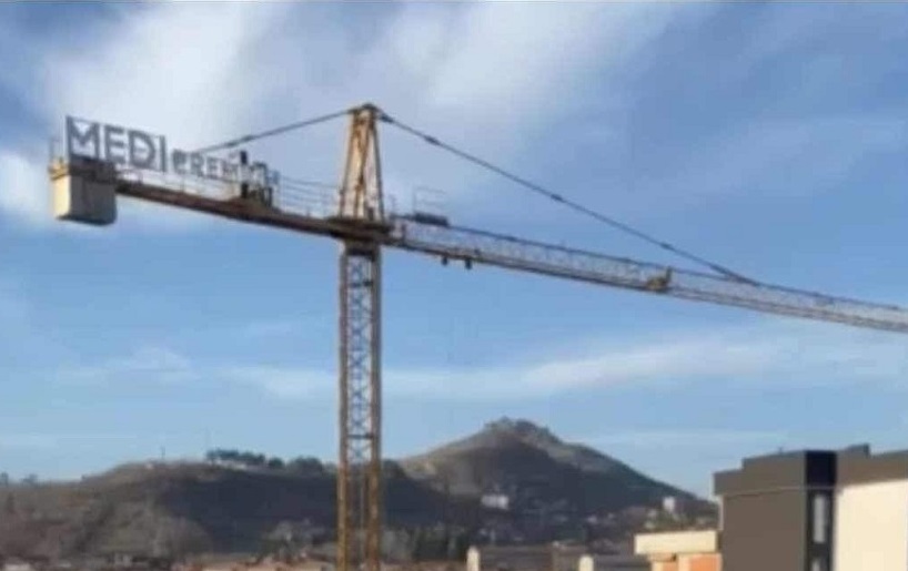E frikshme: Ky kran i kompanisë “Medi Premium” në qendër të Mitrovicës shqetëson banorët – dyshojnë se nuk është siguruar si duhet