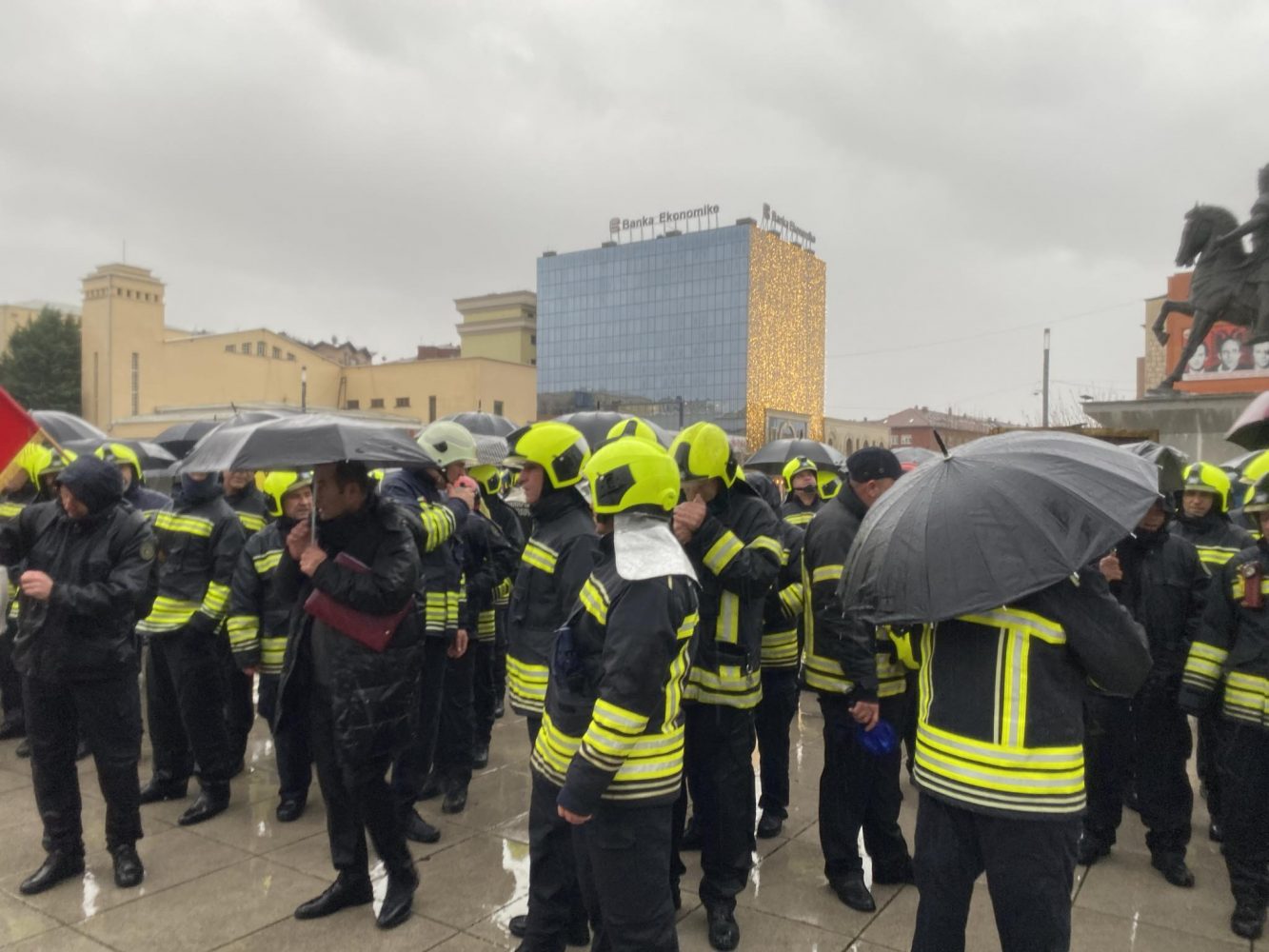Protestojnë zjarrfikësit, kërkojnë përmirësimin e kushteve të punës