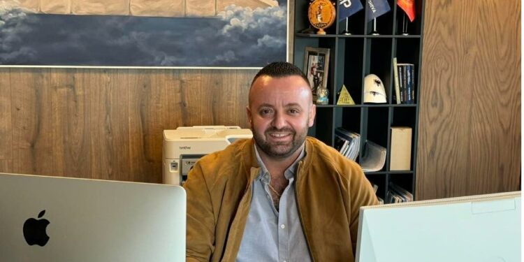 Biznismeni shqiptar befason krejt stafin: U dha falas 12 punëtorëve mbi 1 milion euro, u premtoi të tjerëve mbi 10 milionë euro