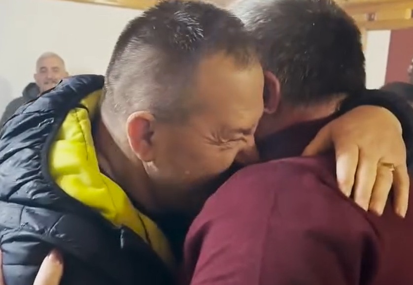 “O Nasim Haradini” pamje kur Hysni Gucati i shkon në Odë në Gllogjan për vizitë shokut te burgut