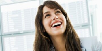 Studimi tregon orën e ditës kur ndihemi më të lumtur