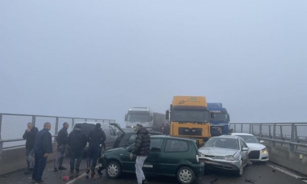 Policia për aksidentin në autostradë: 14 automjete të përfshira, raportohet për të lënduar