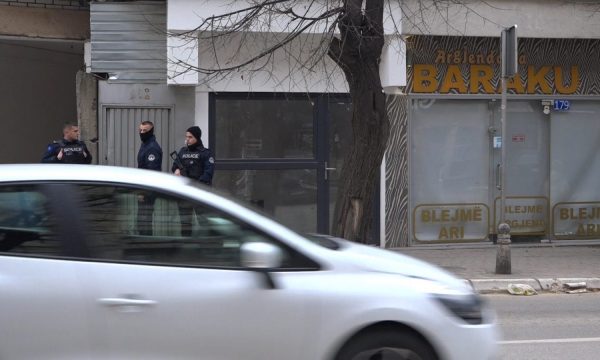 Policia po e ruan argjendarinë pronari i së cilës u arrestua në lidhje me grabitjen në Suharekë